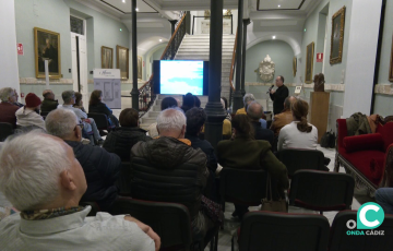 Un momento de la intervención del invitado a la cita en el histórico espacio