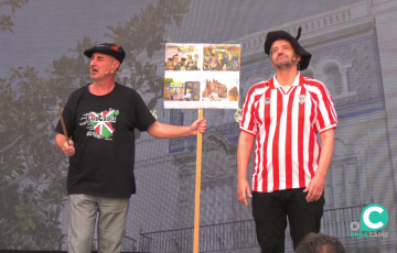 Representación de un romancero durante el acto.