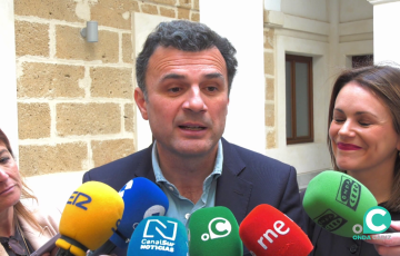 El dirigente interviene ante los medios este martes en la capital gaditana