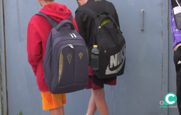 Escolares camino a su centro antes de la jornada lectiva en una imagen de archivo