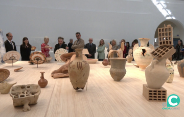 Visitantes observan algunas de las piezas dispuestas en el espacio en la jornada de la inauguración