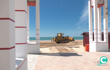 La maquinaria sigue trabajando para la inminente apertura del litoral urbano este Domingo de Ramos
