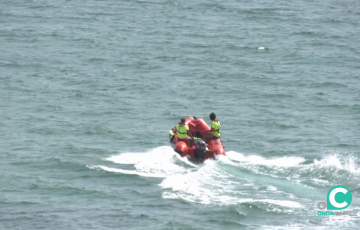 Zodiac de salvamento en el litoral de la capital gaditana