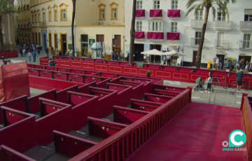 Aspecto de la plaza de la Catedral preparada para el inicio de los desfiles procesionales