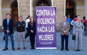 El acto se dispuso ante el Ayuntamiento de la capital gaditana