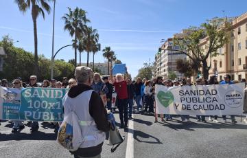 1.300 personas salen a la calle en Cádiz en defensa de la sanidad pública.