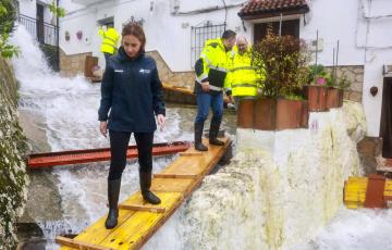 La presidenta de la Diputación durante su visita a los municipios afectados 