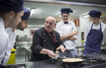 Docente durante una de las clases impartidas 