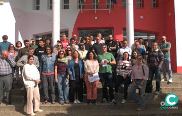 Los docentes del Instituto Rafael Alberti se han concentrado a las puertas del centro educativo. 