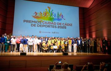 Los galardonados y autoridades en una tofo grupal tras el acto