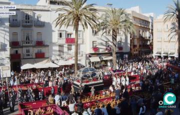 Imagen de la llegada de la urna de plata de Santa Entierro a Santa Catedral 