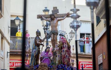 Un grupo de cargadores provocó un altercado el Viernes Santo en la calle Nueva