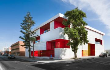 El edificio de contenedores marítimos de Zona Base Incubazul, seleccionado para los Premios FAD de Arquitectura.