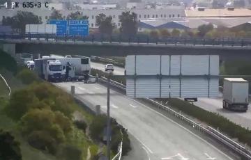 Camiones accidentados en la A-4 en Jerez este lunes 6 de abril.