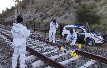 Agentes de la Guardia Civil inspeccionan un punto de rotura de la vía del tren 
