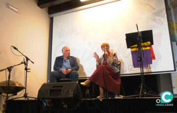 Alicia Domínguez y el periodista Óscar Lobato conversan antes de dar inicio a la lectura musical. 