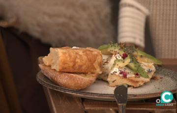 Clientes consumen alimentos en un bar de Cádiz.  