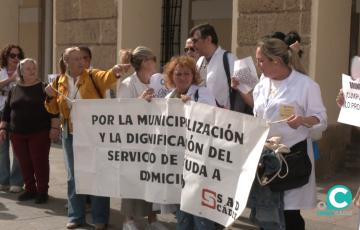 Concentración, este martes, de la plantilla de Ayuda a Domicilio a las puertas del Ayuntamiento de Cádiz. 