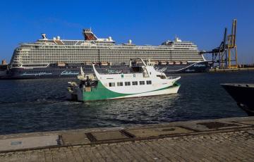 Imagen de archivo del catamarán navegando en aguas del muelle de la capital gaditana