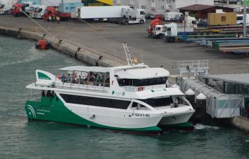 Un catamarán del servicio que transita por la Bahía de Cádiz en una imagen de archivo