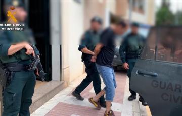 Uno de los acusados durante su arresto por la Guardia Civil
