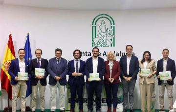 Mercedes Colombo con representantes de las cinco empresas reconocidas