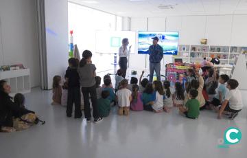 Los más pequeños participan en la fiesta ‘¡Libros que se bailan!’.