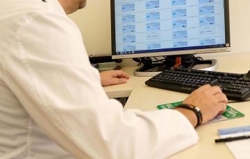 Imagen de archivo de un facultativo de atención primaria en consulta