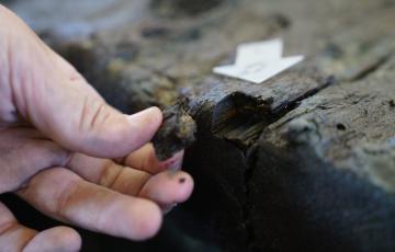 Marcas en las piezas de madera que explican un trabajo especializado en los astilleros locales