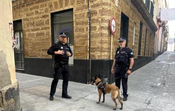 El grupo durante el servicio de rastreo y búsqueda en la capital gaditana