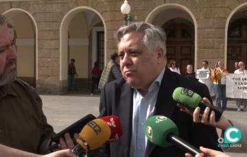 El portavoz del PSOE de Cádiz atiende a los medios de comunicación durante la protesta de los trabajadores de Ayuda a Domicilio. 