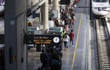 Pasajeros en la estación ferroviaria de Santa Justa, en una imagen de archivo.