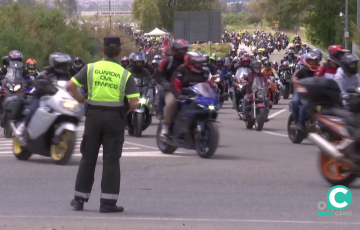 Guardia Civil ordena el tráfico a la entrada del circuito jerezano en una imagen de archivo
