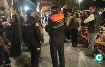 Miembro de la protección civil y guardia de seguridad en la plaza de la Candelaria durante la pasada Semana Santa