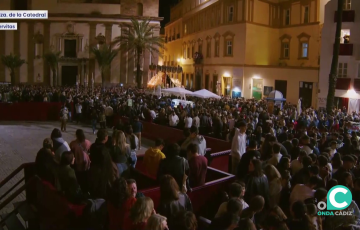 Público en los palcos de la plaza de la Catedral