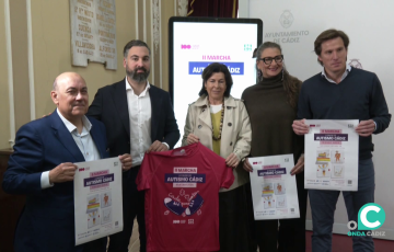 Autoridades y organizadores durante el acto de presentación