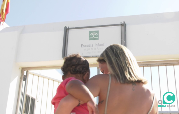 Una madre accede acon su hija a una escuela en Cádiz en una imagen de archivo