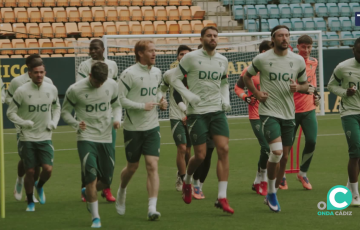 La plantilla cadista durante la sesión de trabajo de este jueves 