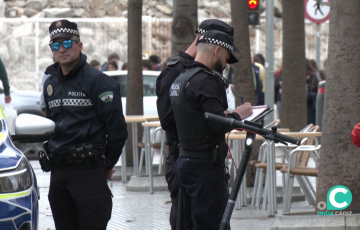 Policías locales sancionan a una conductora este jueves en la plaza San Juan de Dios
