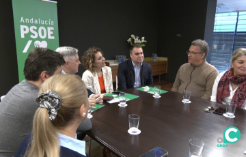 La candidata socialista en una reunión este viernes con los representantes  del comité de empresa