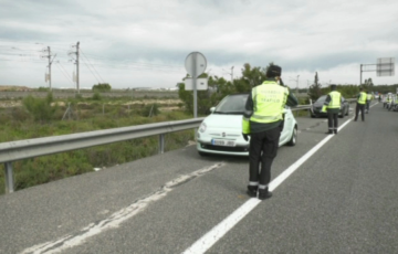Agentes de la Guardia Civil durante un control en la Bahía de Cádiz
