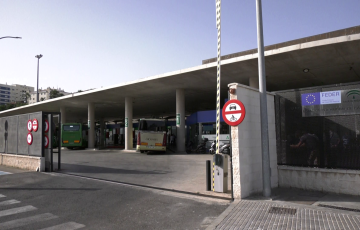 Entrada de la estación de autobuses de la capital gaditana