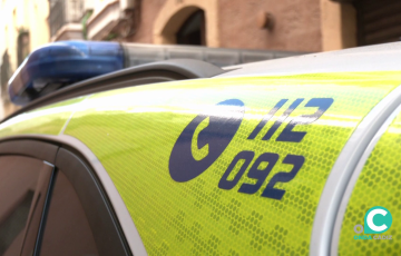 Vehículo de Policía Local en la calle Botica