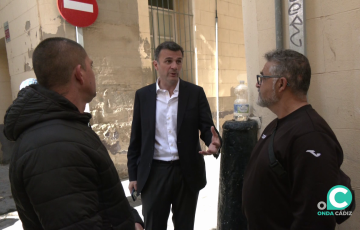 El regidor dialoga con algunos ciudadanos este miércoles