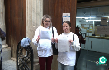 Las afectadas con los escritos a la salida de sede de la Agencia de Vivienda y Rehabilitación de Andalucía