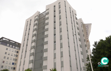 El edificio se encuentra situado en la calle Nelson Mandela 