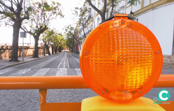 Señalización a la entrada de la vía desde la Alameda