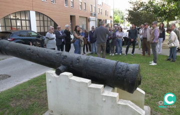 Los asistentes escuchan la explicaciones ante una de las antiguas baterias situadas en el barrio