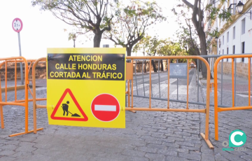 Cartel de aviso a los vehículos al incio de la calle Honduras el pasado jueves