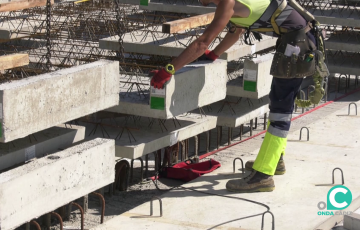 Un operario durante su jornada laboral en la capital gaditana